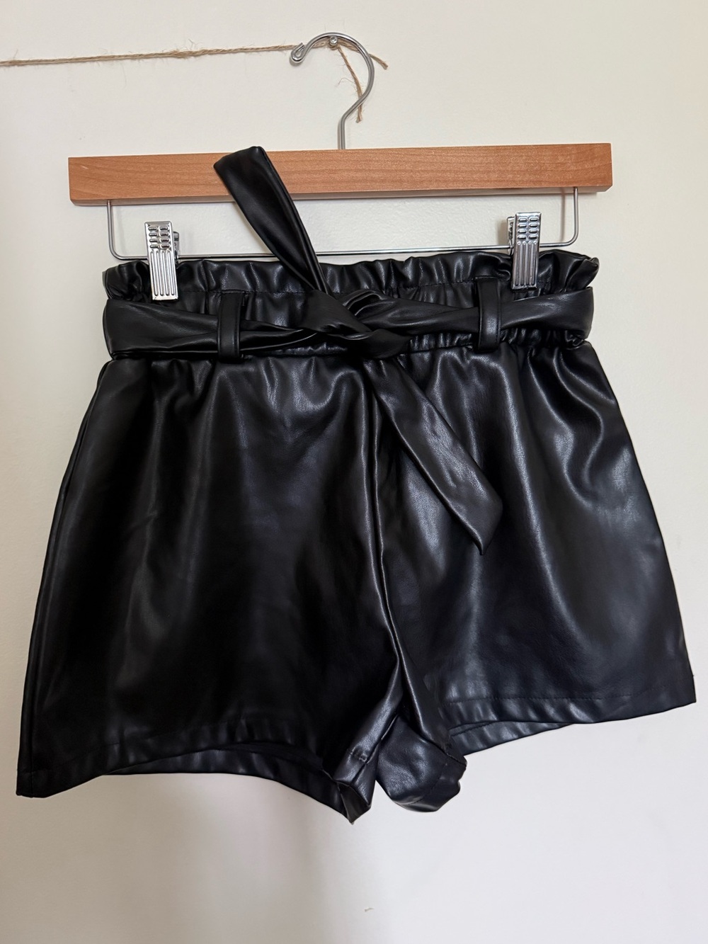 Belted Faux leather shorts - Picture 2 of 4